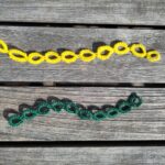 Ein gelber und ein grüner Reihenzähler. Sie besteht jeweils aus einer Kette von 10 Occhiringen.