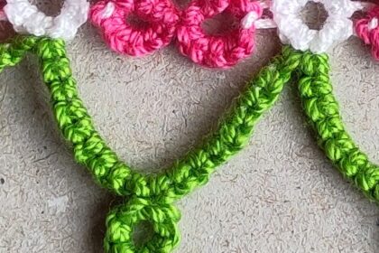 Ein Ausschnitt einer Occhi-Blumenborte mit einem hängenden Ring