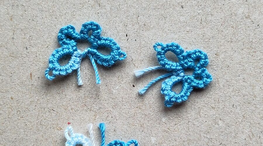 Drei blaue Schmetterlinge in Occhitechnik gearbeitet