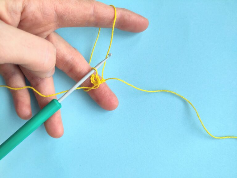 Einsatz der Häkelnadel beim Anschlingen beim Occhi