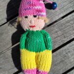 Eine kleine gestrickte Puppe