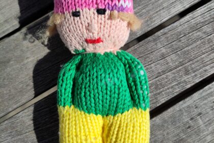 Eine kleine gestrickte Puppe
