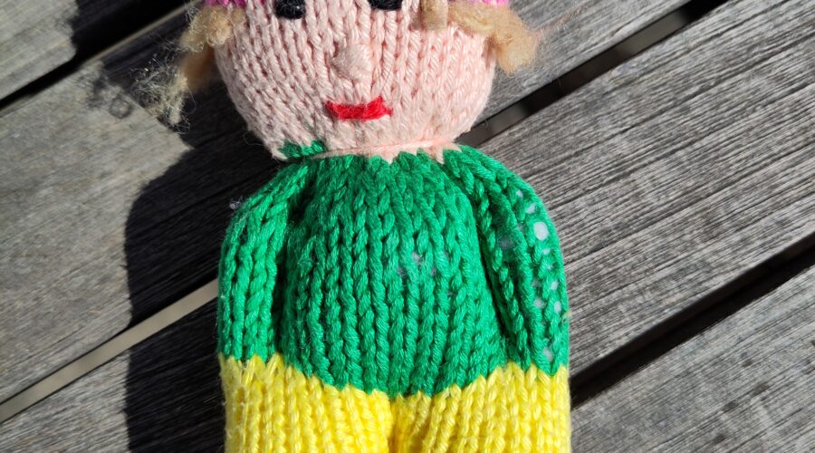 Eine kleine gestrickte Puppe