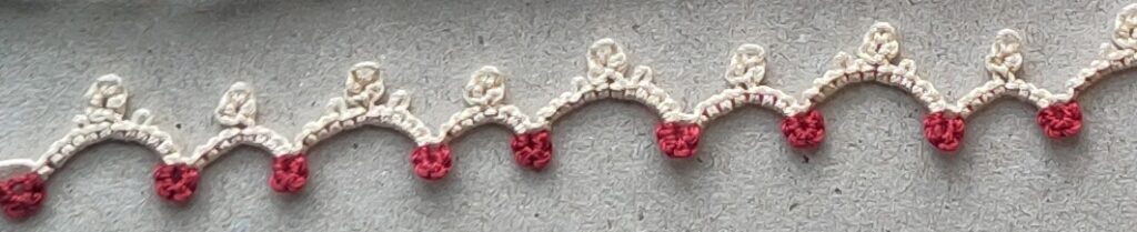 Eine kleine rot-cremefarbene Occhiborte