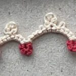 Eine kleine rot-cremefarbene Occhiborte