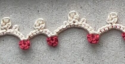 Eine kleine rot-cremefarbene Occhiborte