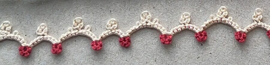 Eine kleine rot-cremefarbene Occhiborte