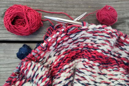 Ein angefangenes Strickprojekt mit dicken Nadeln, ("Hate Basket": Projekt zur Verwertung von blödem Garn für einen Einkaufkorb)