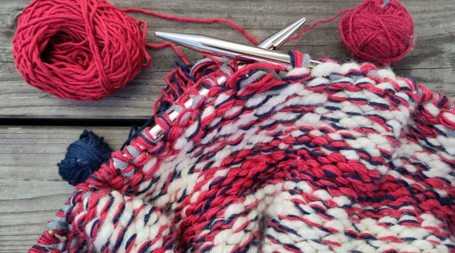 Ein angefangenes Strickprojekt mit dicken Nadeln, ("Hate Basket": Projekt zur Verwertung von blödem Garn für einen Einkaufkorb)