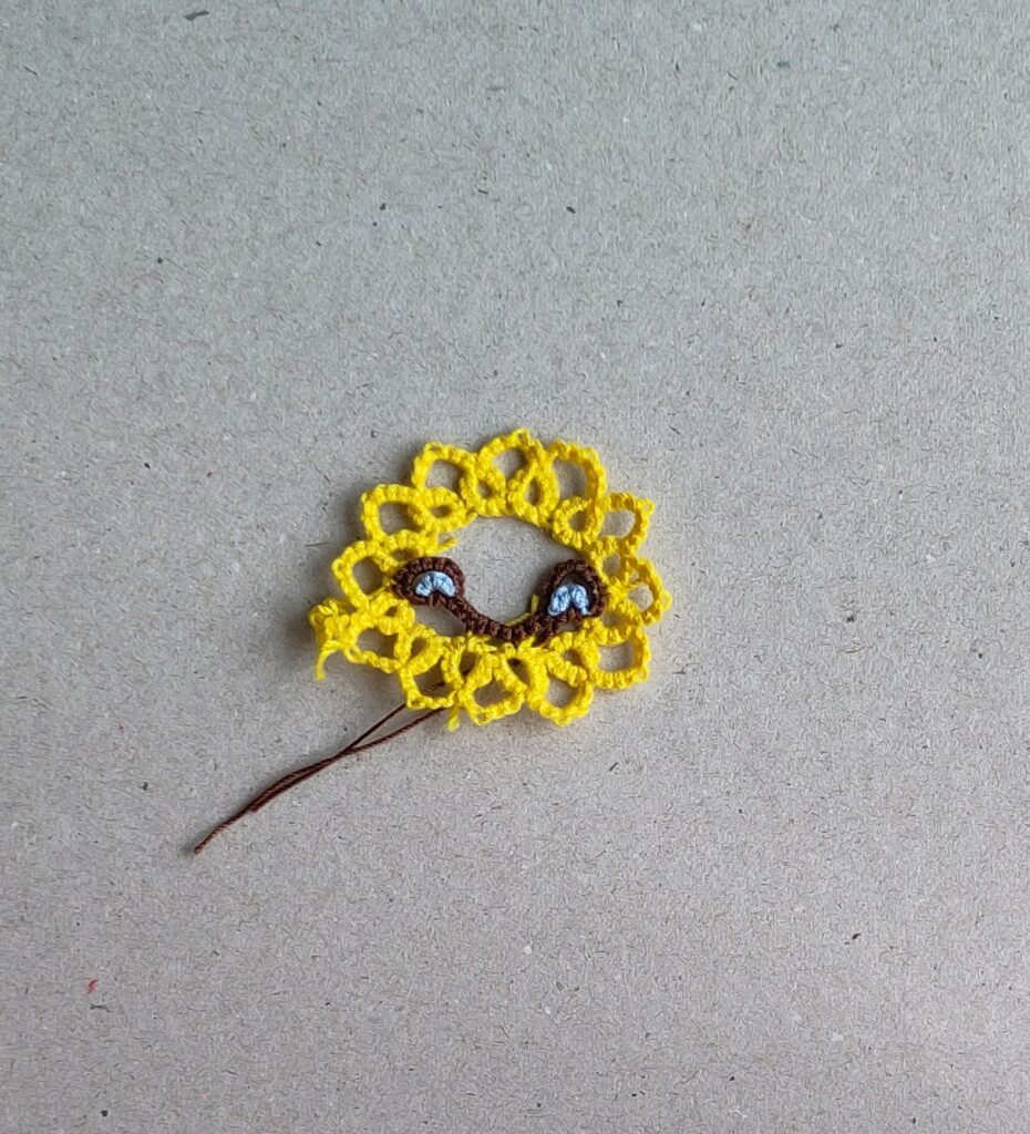 gelber Kreis mit Gesicht in Occhitechnik