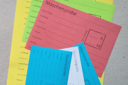 verschieden große bunte Etketten für Maschenproben