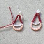 Zwei Nikoläuse in Occhitechnik. Links mit losen Enden, rechts fertig versäubert.