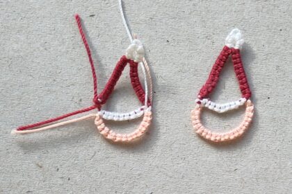 Zwei Nikoläuse in Occhitechnik. Links mit losen Enden, rechts fertig versäubert.